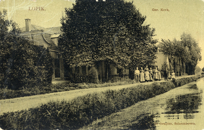 13499 Gezicht over de Lopikerwetering in de Dorpsstraat te Lopik, uit het westen.